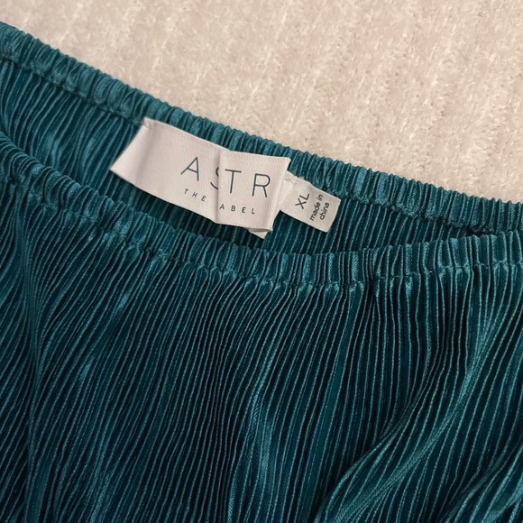 NWOT ASTR THE LABEL Ziva Plisse Top Size XL in Hunter Green *Sold Out* - Picture 8 of 8
